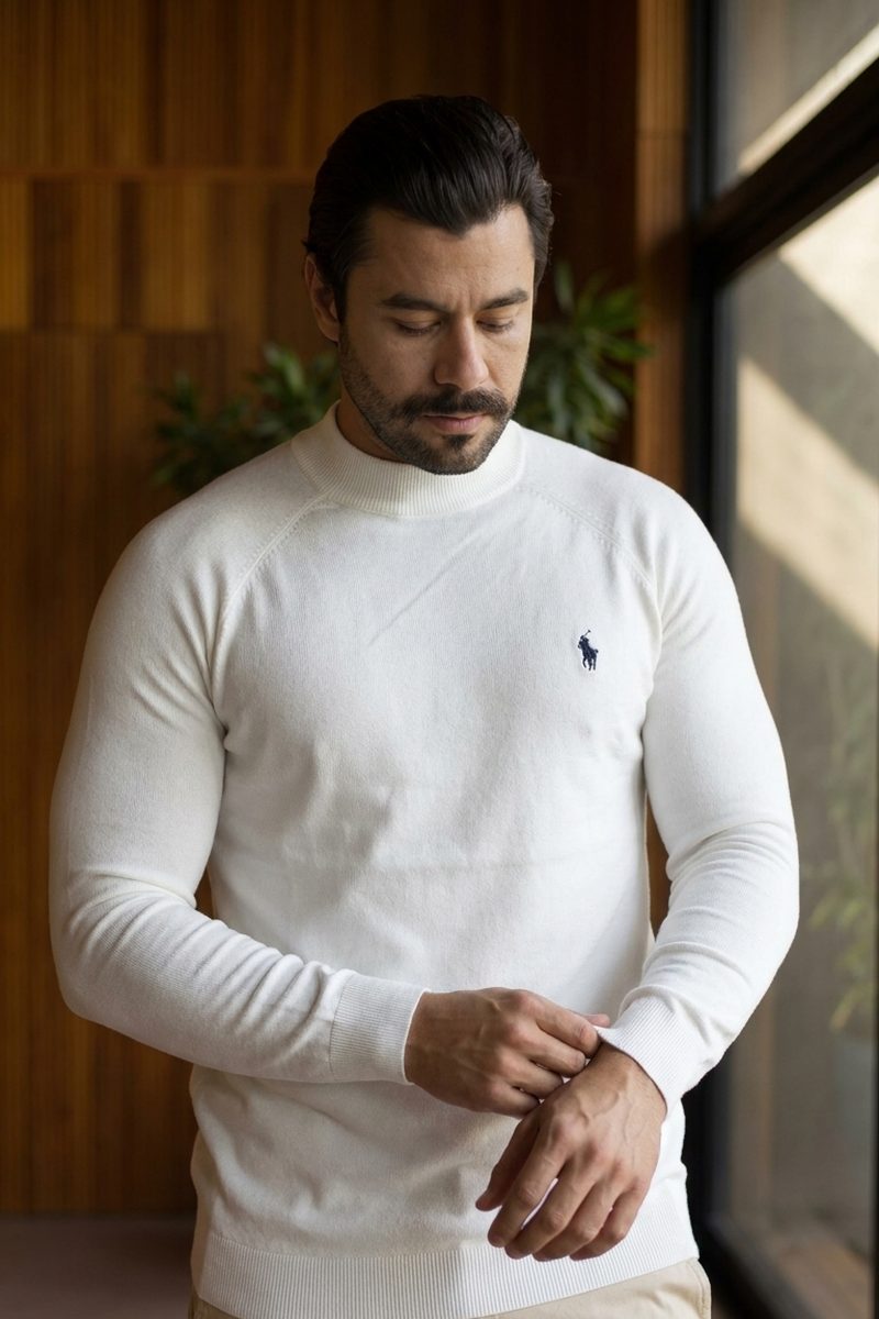Homem vestindo suéter de tricô branco gola alta Ralph Lauren e calça bege
